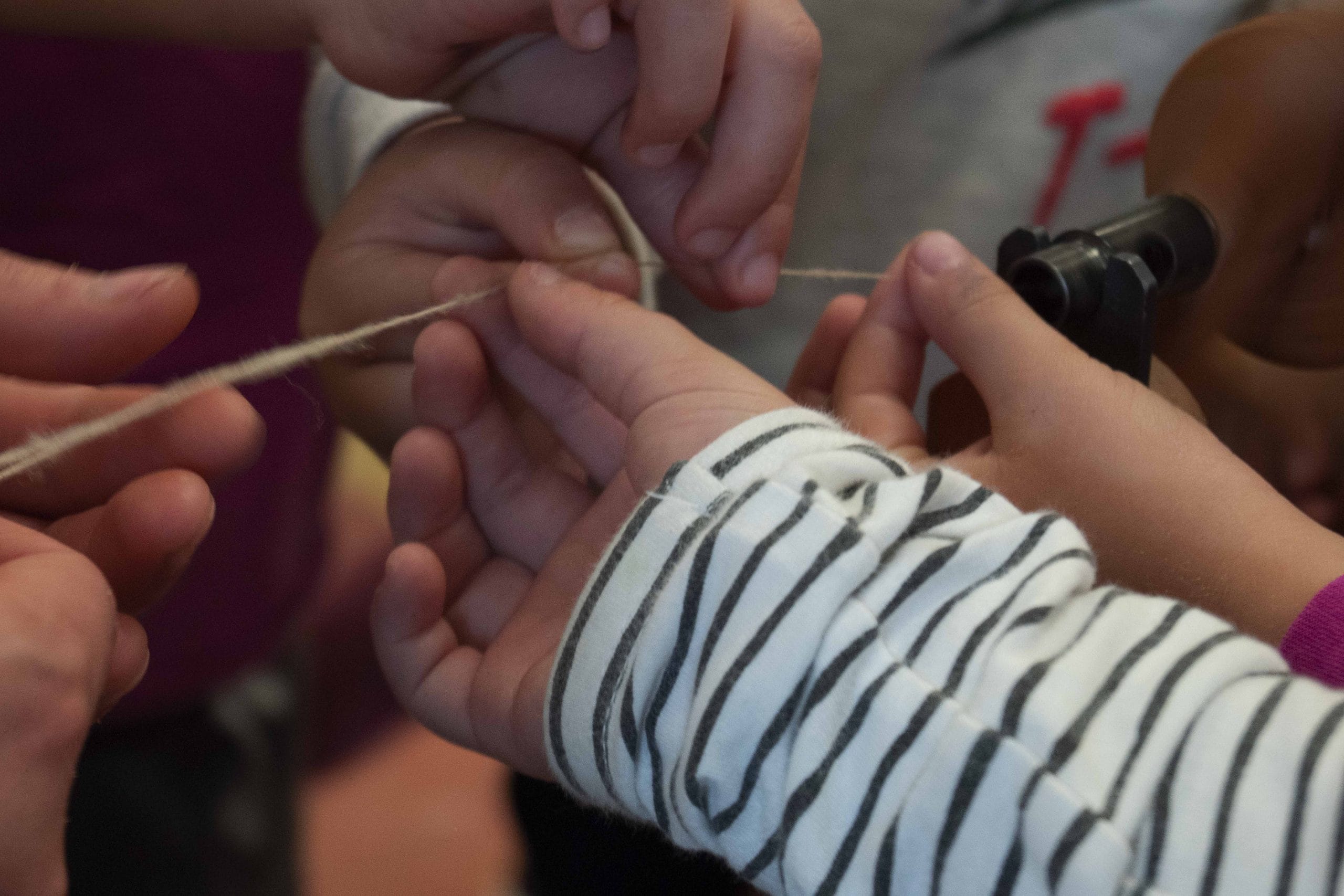 main enfant tenant fil