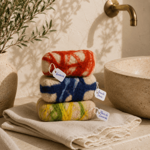 Savons feutrés artisanaux en laine naturelle aux différentes senteurs et couleurs