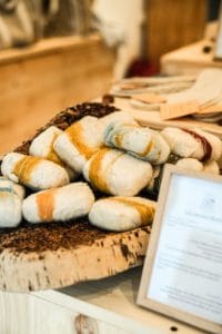 Savons solides artisanaux enrobés de laine feutrée – fabrication locale