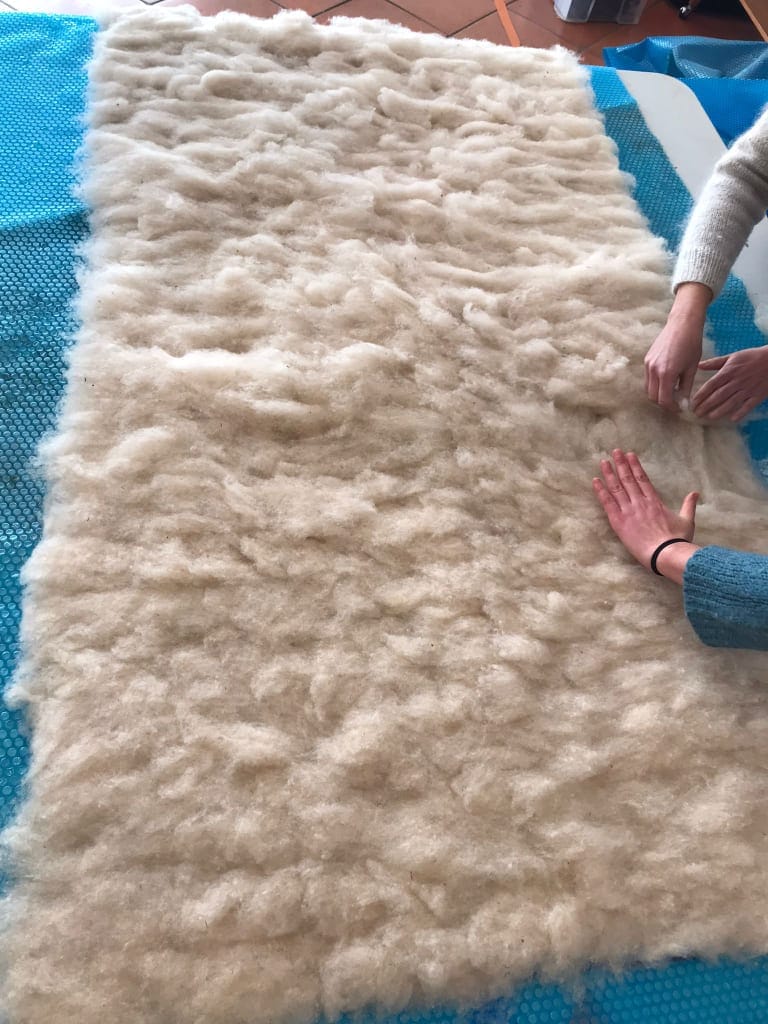 main enfant tenant fil