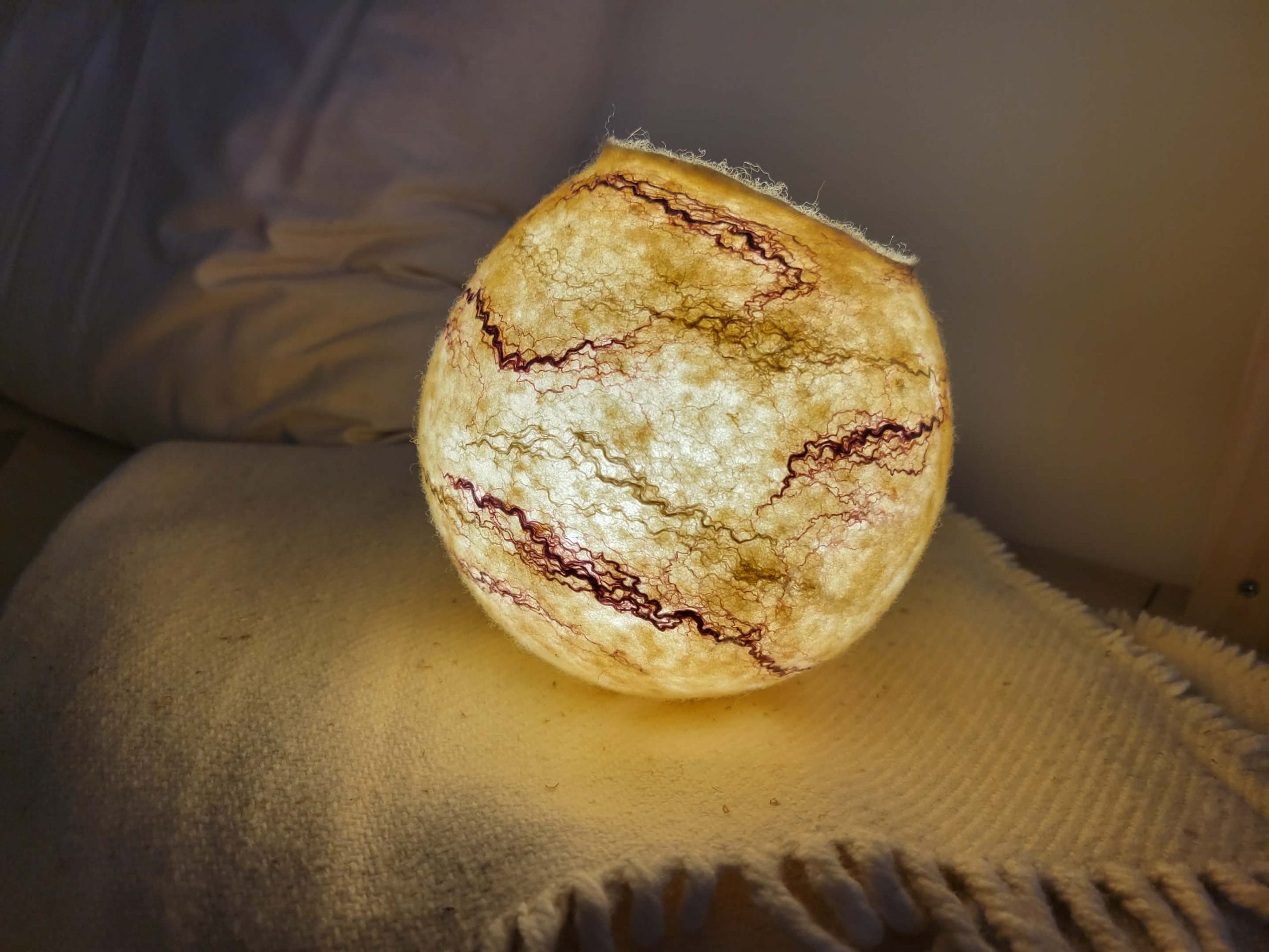 main enfant tenant fil